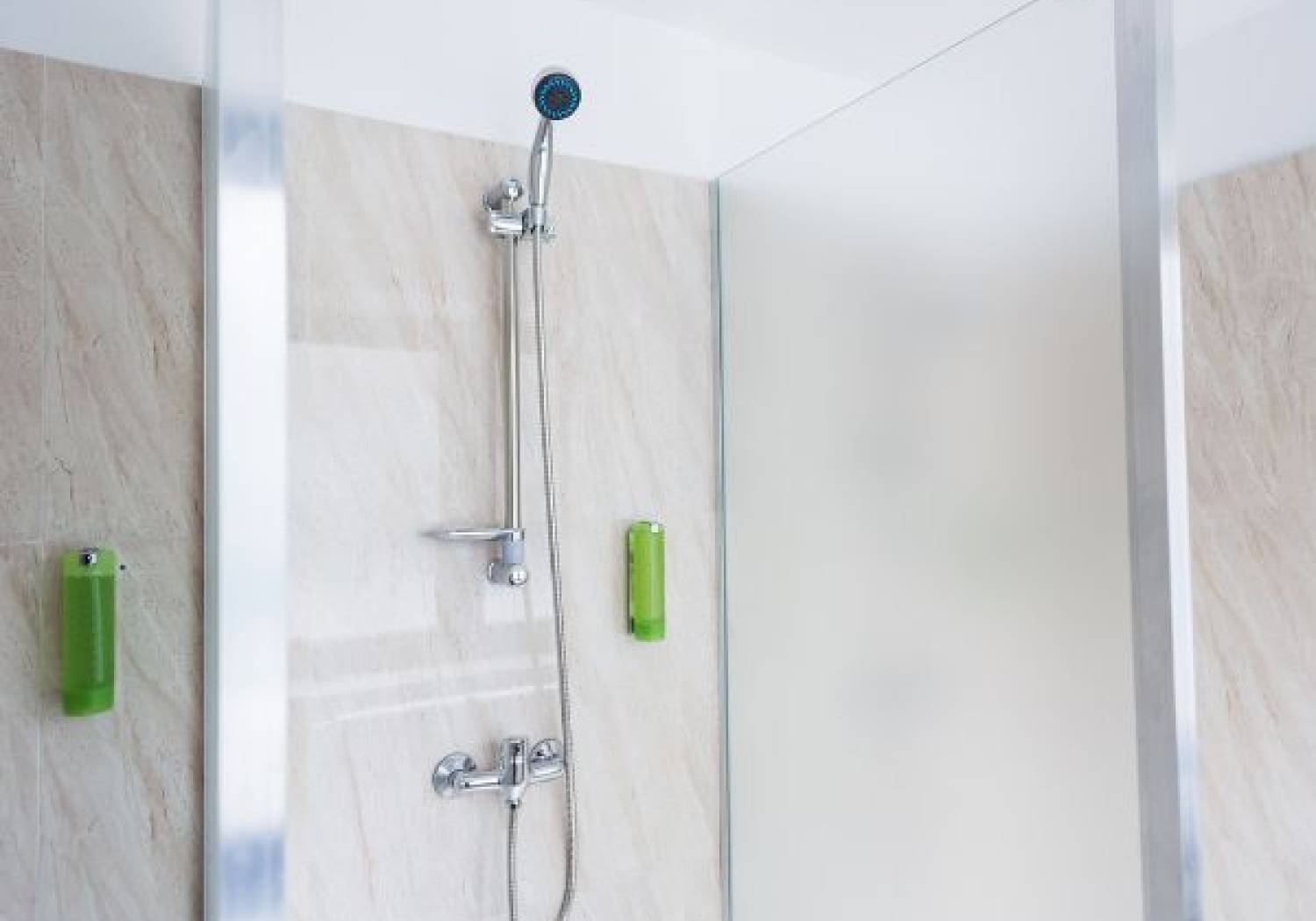 Kabiny prysznicowe - najnowsze trendy w aranżacji łazienki